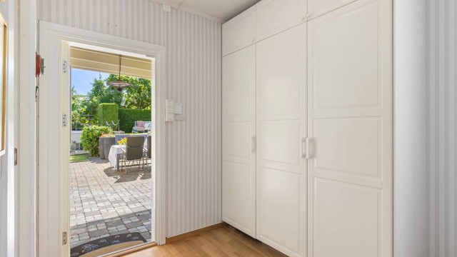 Entré med god plass til oppbevaring av yttertøy og sko