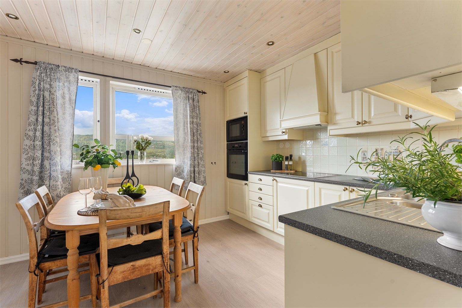 Hyggelig kjøkken med spiseplass