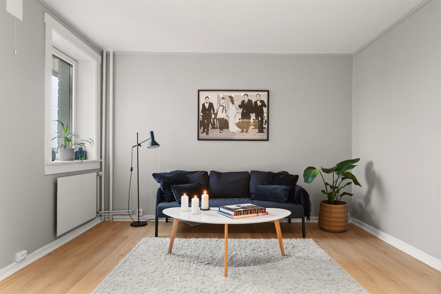 Det er rikelig med lysinnslipp gjennom store vindusflater, og rommet er som resten av leiligheten holdt i nøytrale nyanser. 