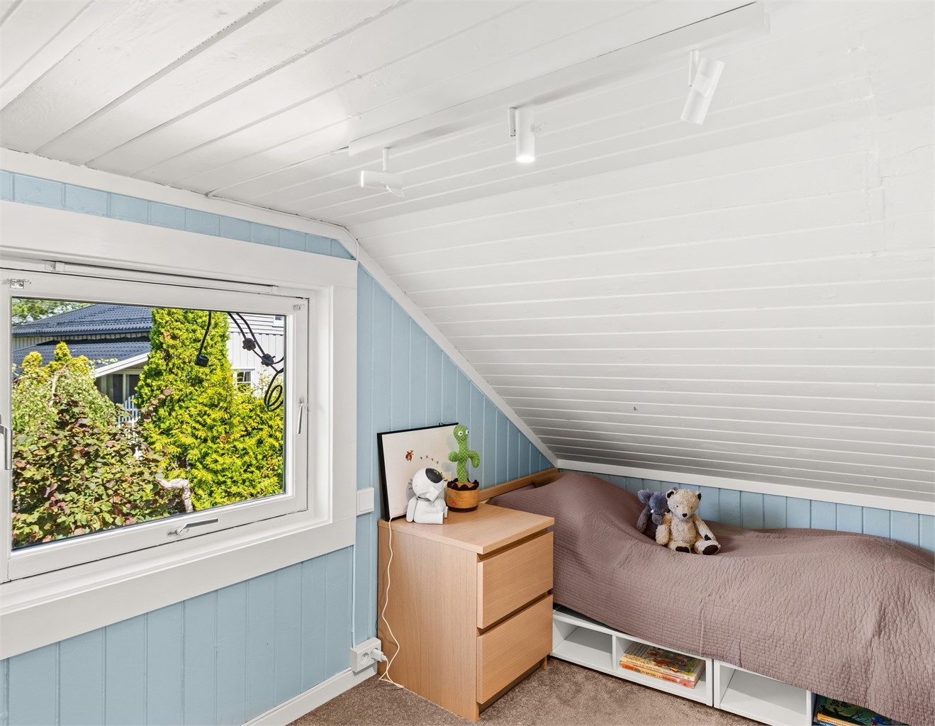 Vinduer på loftet gir naturlig lys til rommene. (Ikke godkjent til varig opphold).
