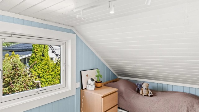 Vinduer på loftet gir naturlig lys til rommene. (Ikke godkjent til varig opphold).