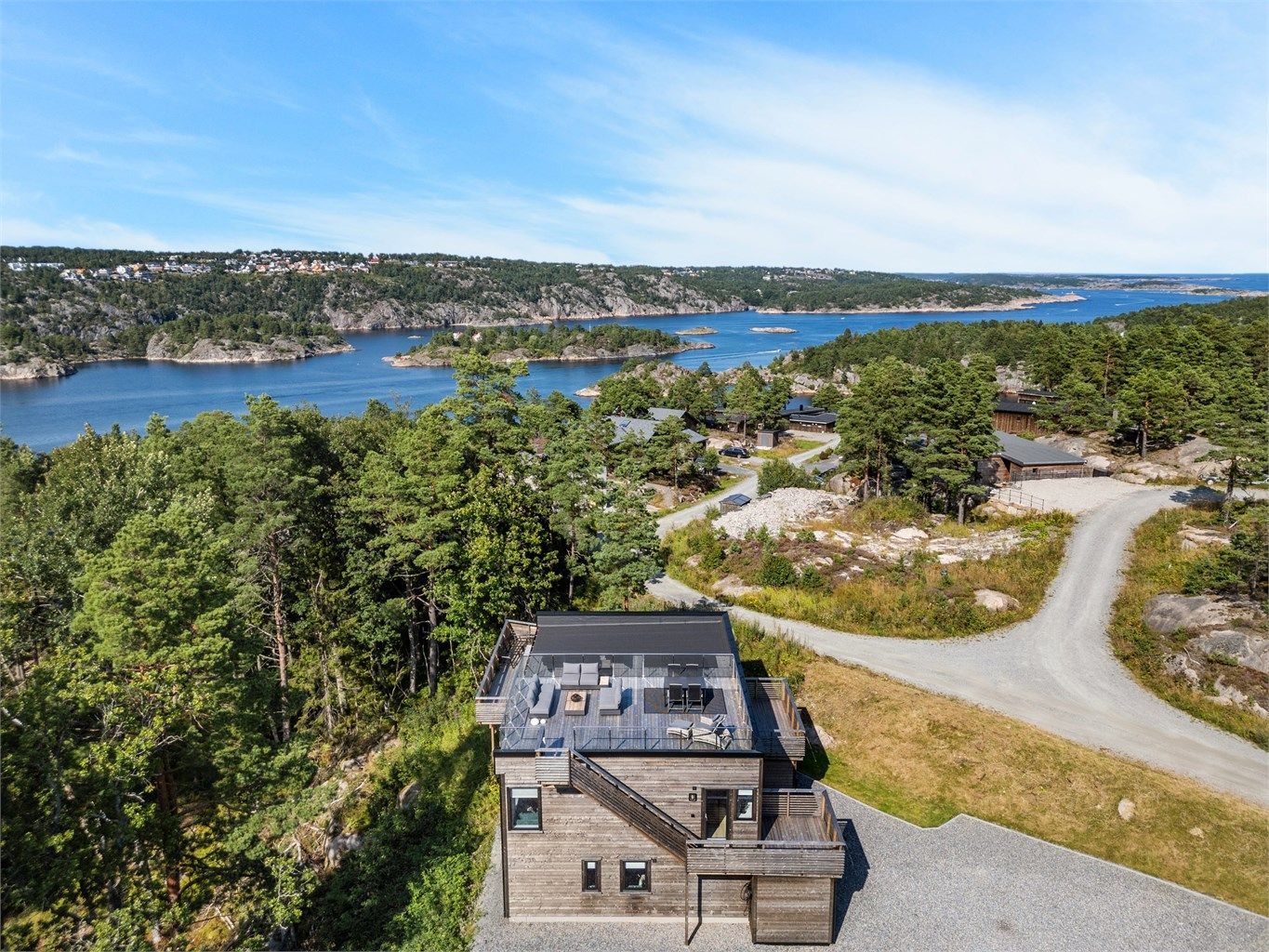 Sjønær halvpart av fritidsbolig med båtplass som medfølger!