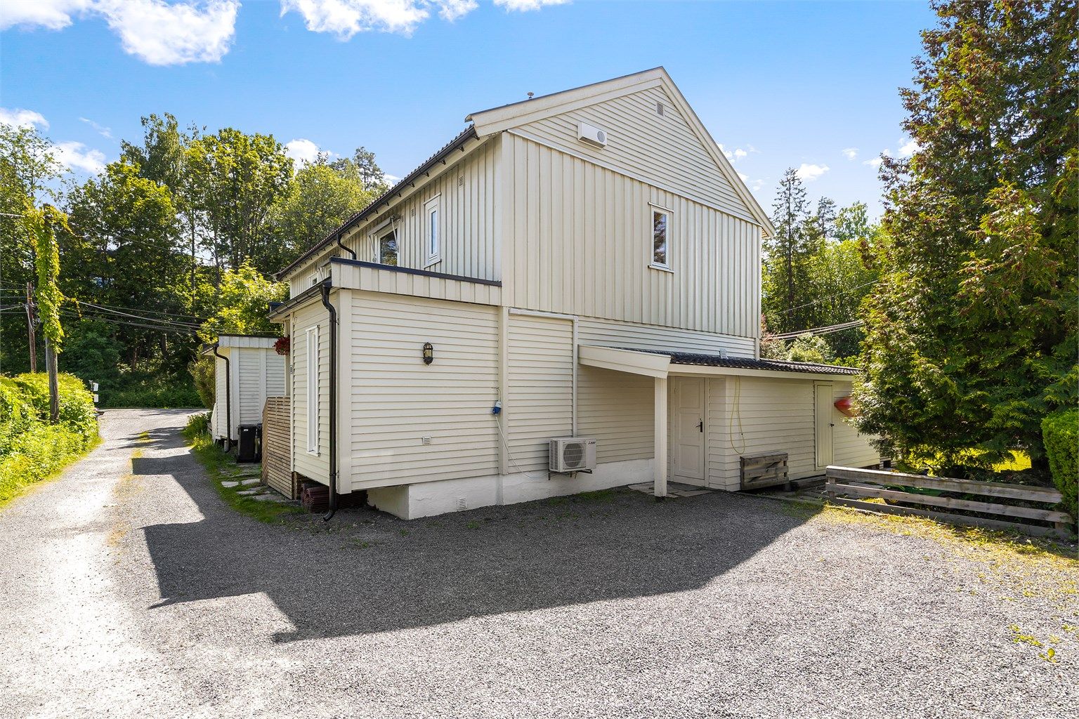 Det er to biloppstillingsplasser utenfor boligen og en garasjeplass i rekke. Det er mulighet for å montere lader for elbil ved billoppstillingsplass.
