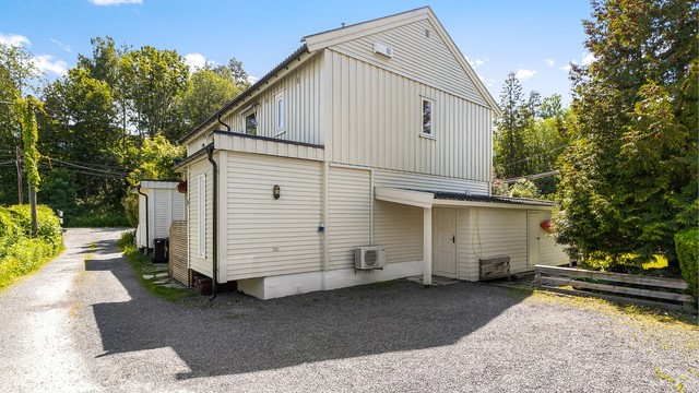 Det er to biloppstillingsplasser utenfor boligen og en garasjeplass i rekke. Det er mulighet for å montere lader for elbil ved billoppstillingsplass.