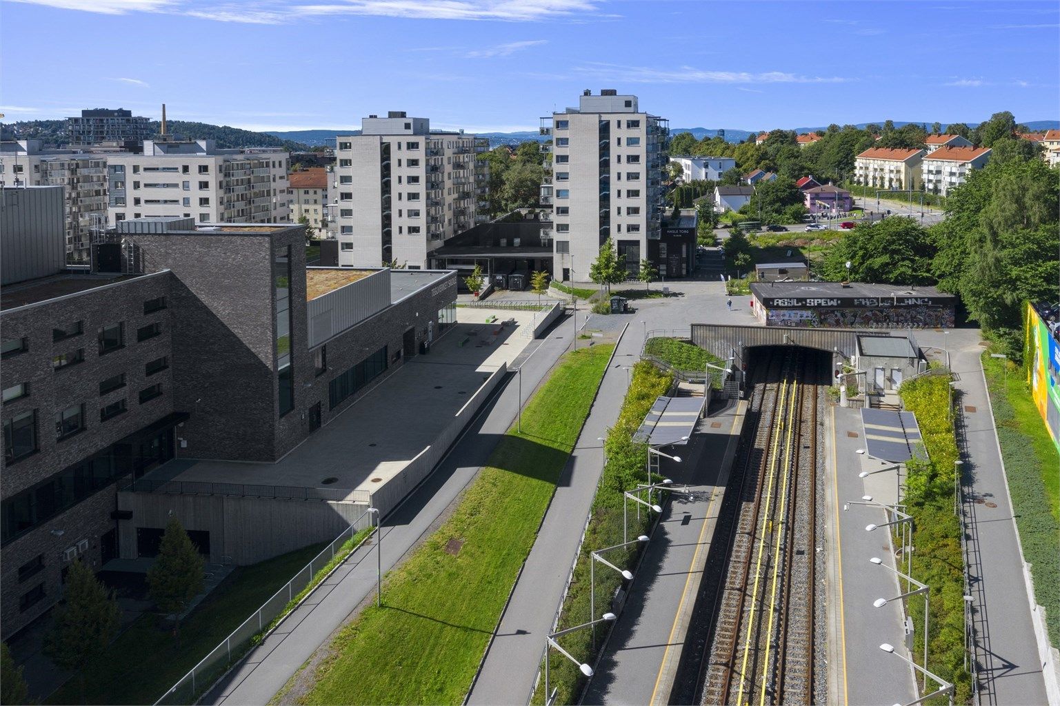 Hasle T-bane er like rundt hjørne med Linje 5 - buss 21, 28 og flybussen er også innen 3 minutters gange.