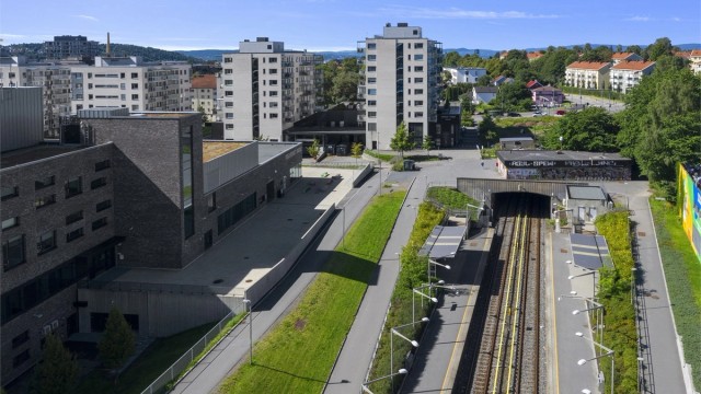 Hasle T-bane er like rundt hjørne med Linje 5 - buss 21, 28 og flybussen er også innen 3 minutters gange.