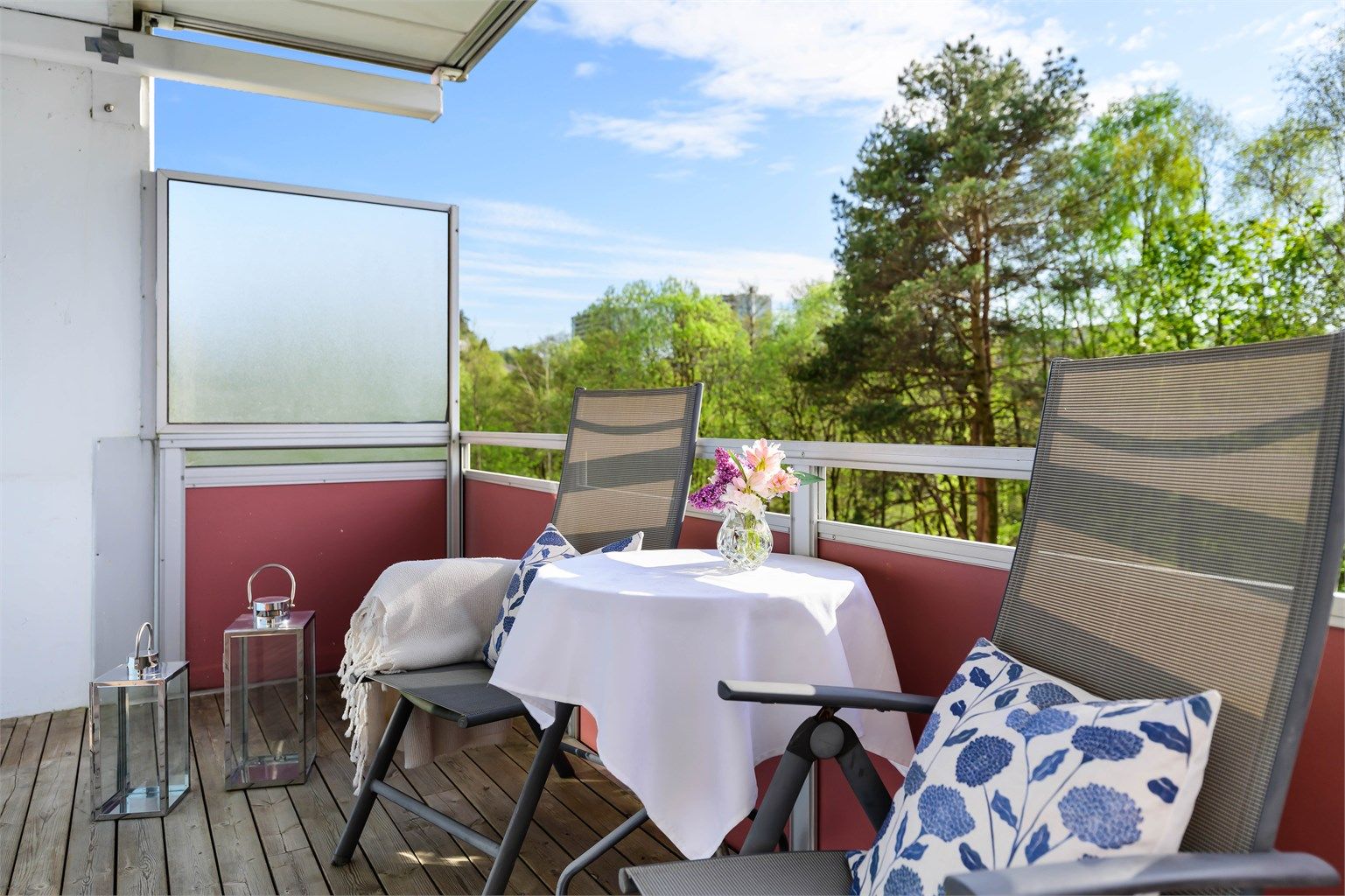 Altanen er romslig med fin plass til utemøbler og grill.