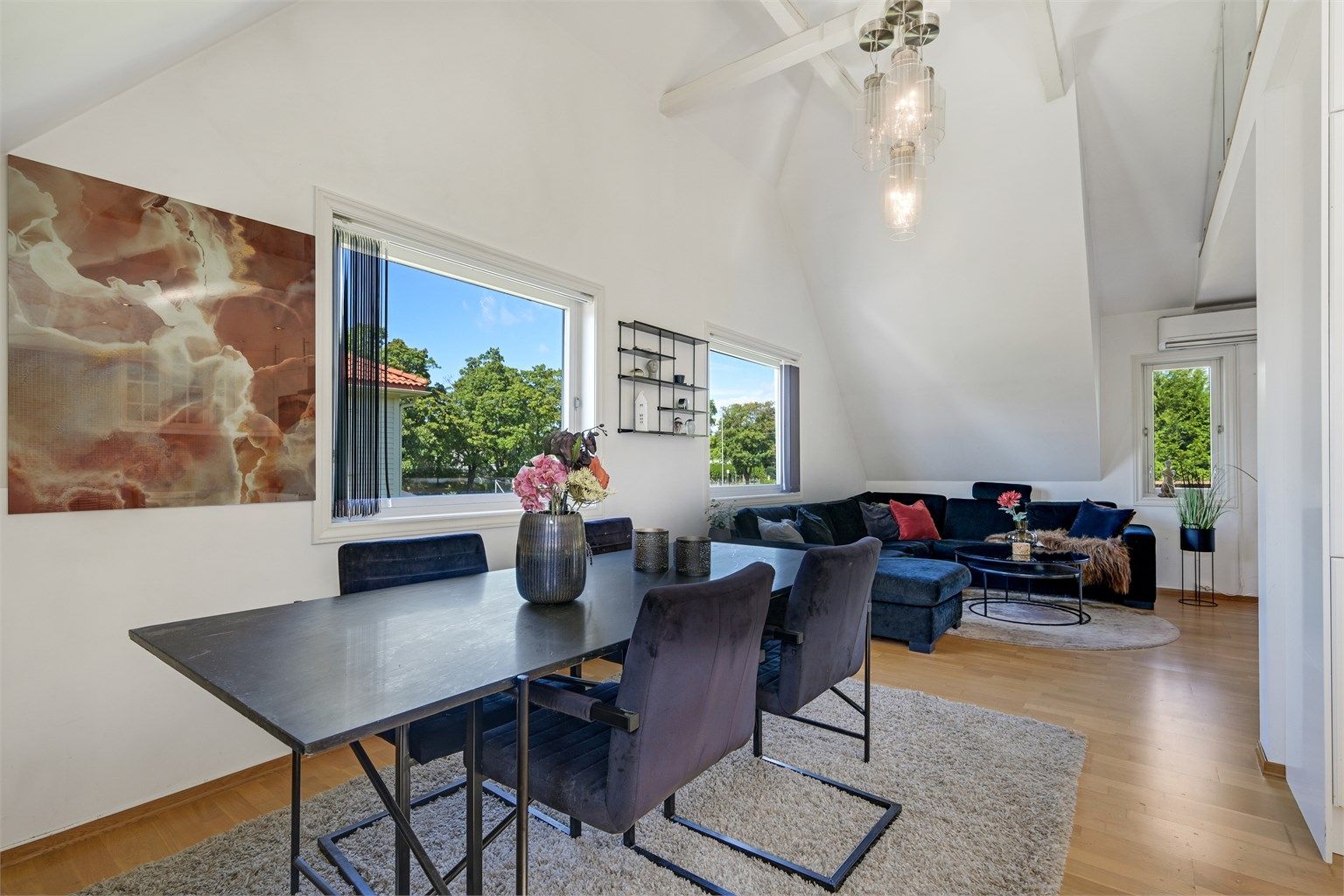 Planløsningen er godt utformet og skaper en svært sosial utforming av rommet - perfekt for deg som liker hyggelige sosiale sammenkomster! 