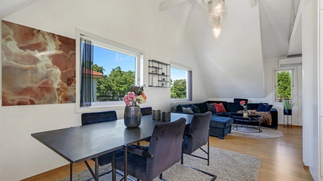 Planløsningen er godt utformet og skaper en svært sosial utforming av rommet - perfekt for deg som liker hyggelige sosiale sammenkomster!