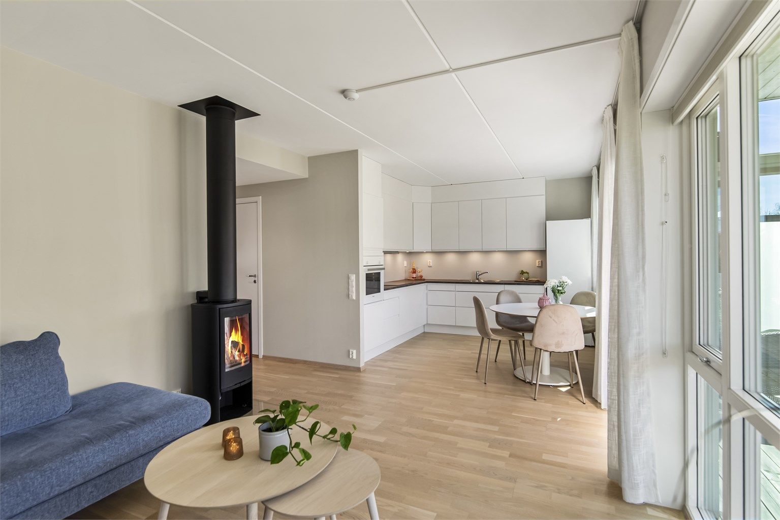 Stuen har en takhøyde på 2,58 meter og store vindusflater som gir rikelig med lys.