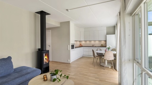 Stuen har en takhøyde på 2,58 meter og store vindusflater som gir rikelig med lys.