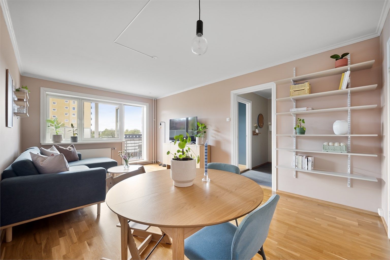 Stuen har god plass til både sofagruppe og spisebord.