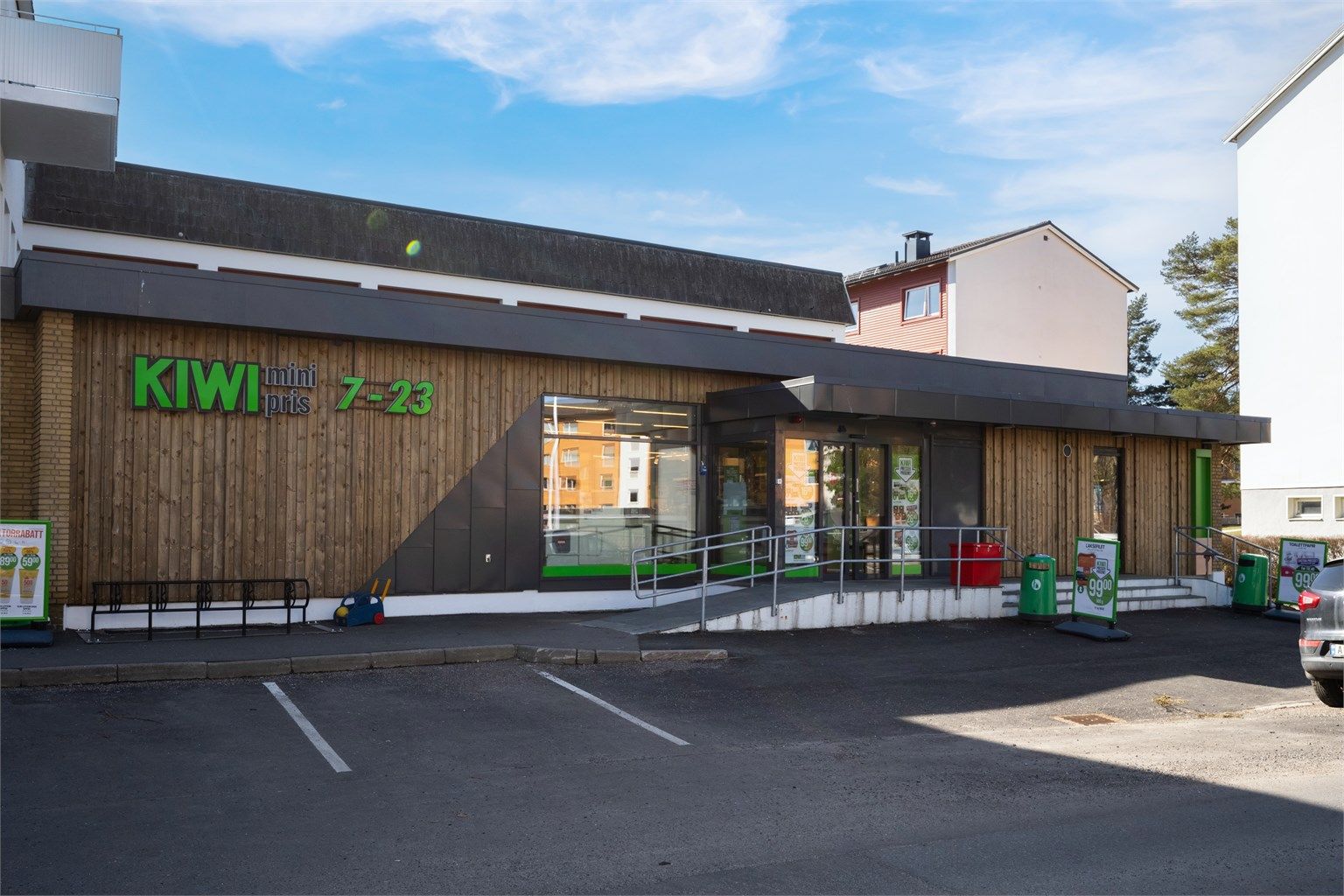 For dagligvarehandelen ligger både Kiwi, Coop prix og Meny i kort gangavstand.