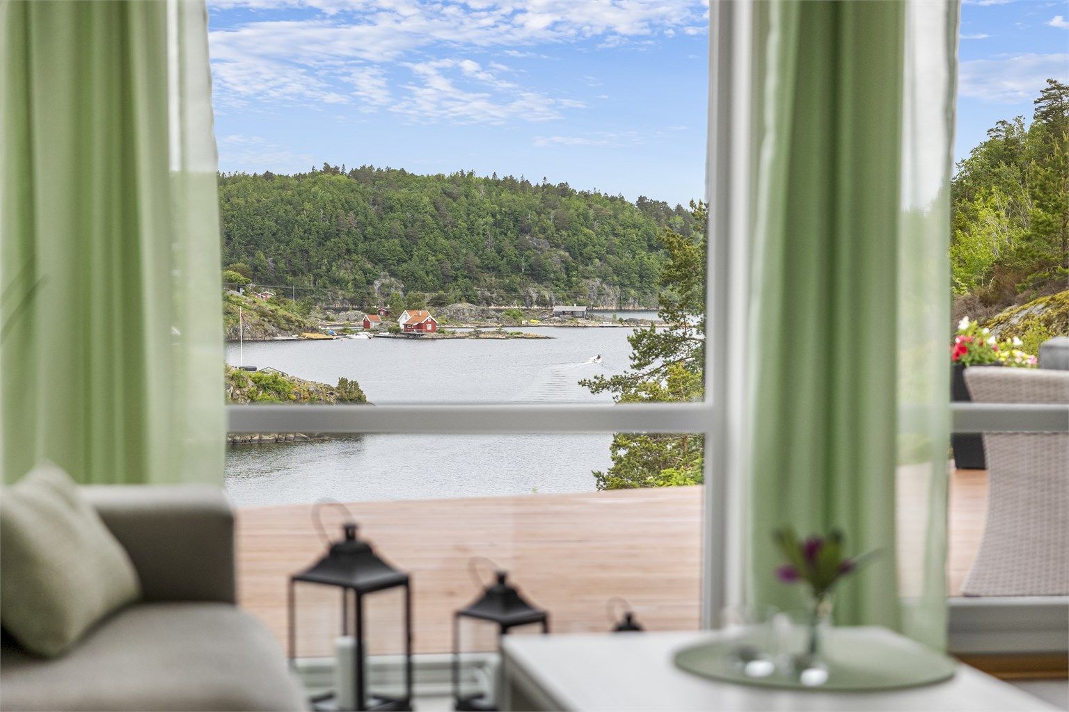 De store vinduene rammer inn den maritime utsikten.