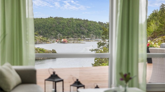 De store vinduene rammer inn den maritime utsikten.