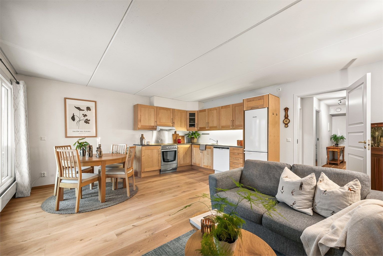 Stue med plass til spisestue og sofa