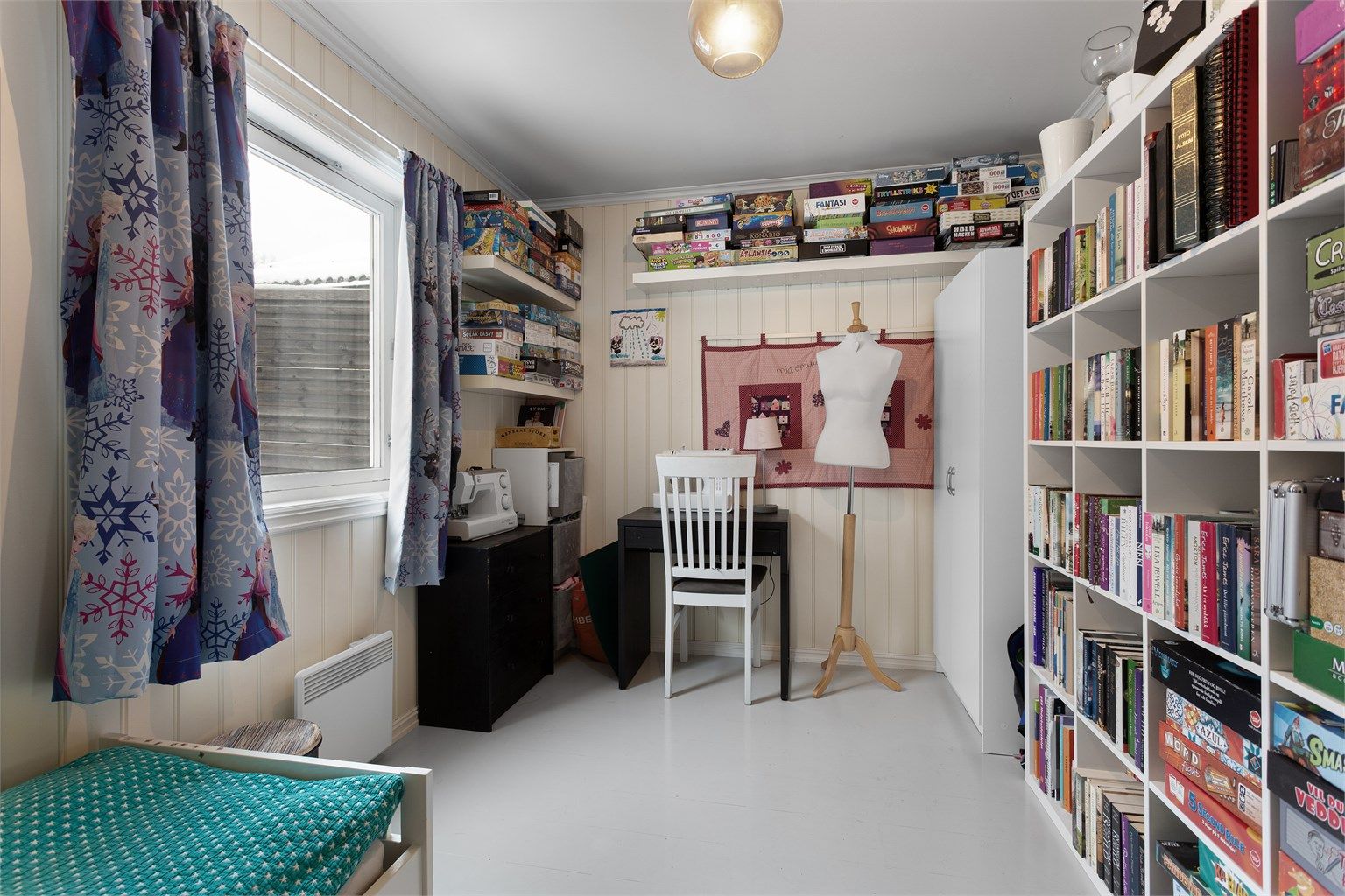 Det tredje soverommet i første etasje egner seg godt som barnerom, gjesterom eller kontor.