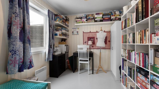 Det tredje soverommet i første etasje egner seg godt som barnerom, gjesterom eller kontor.