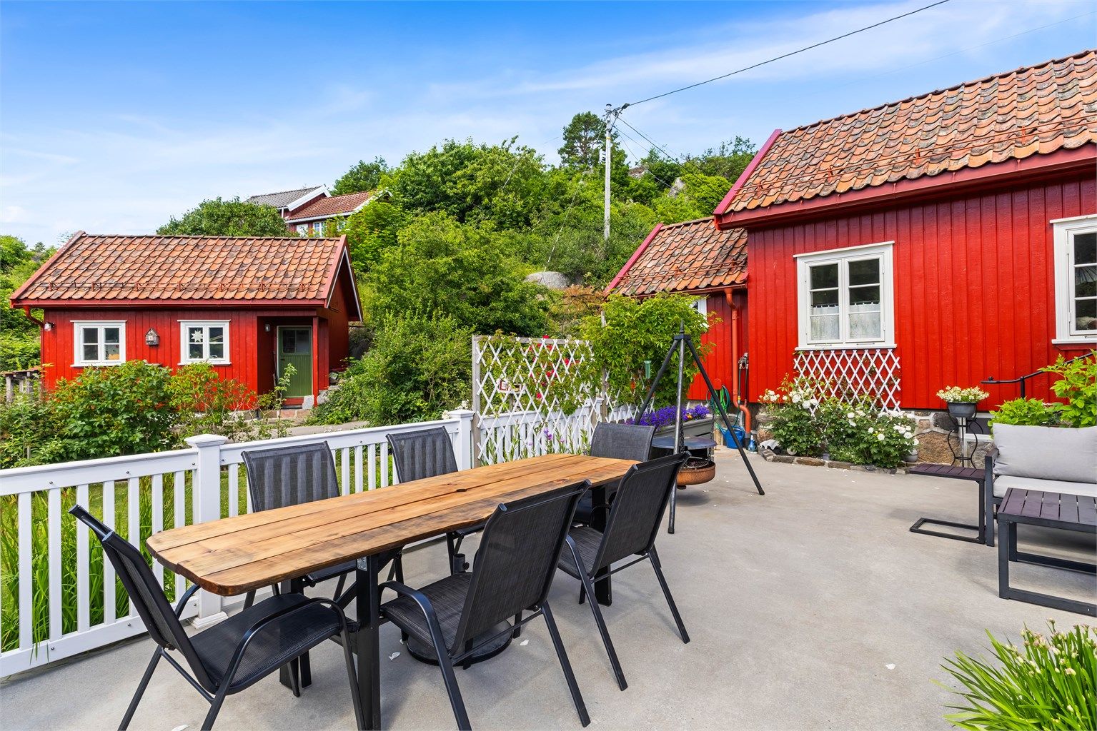 Den støpte terrassen ved inngangspartiet har god plass for langbord.