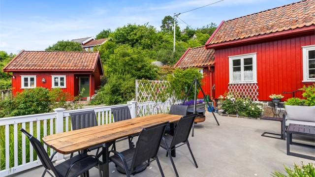 Den støpte terrassen ved inngangspartiet har god plass for langbord.