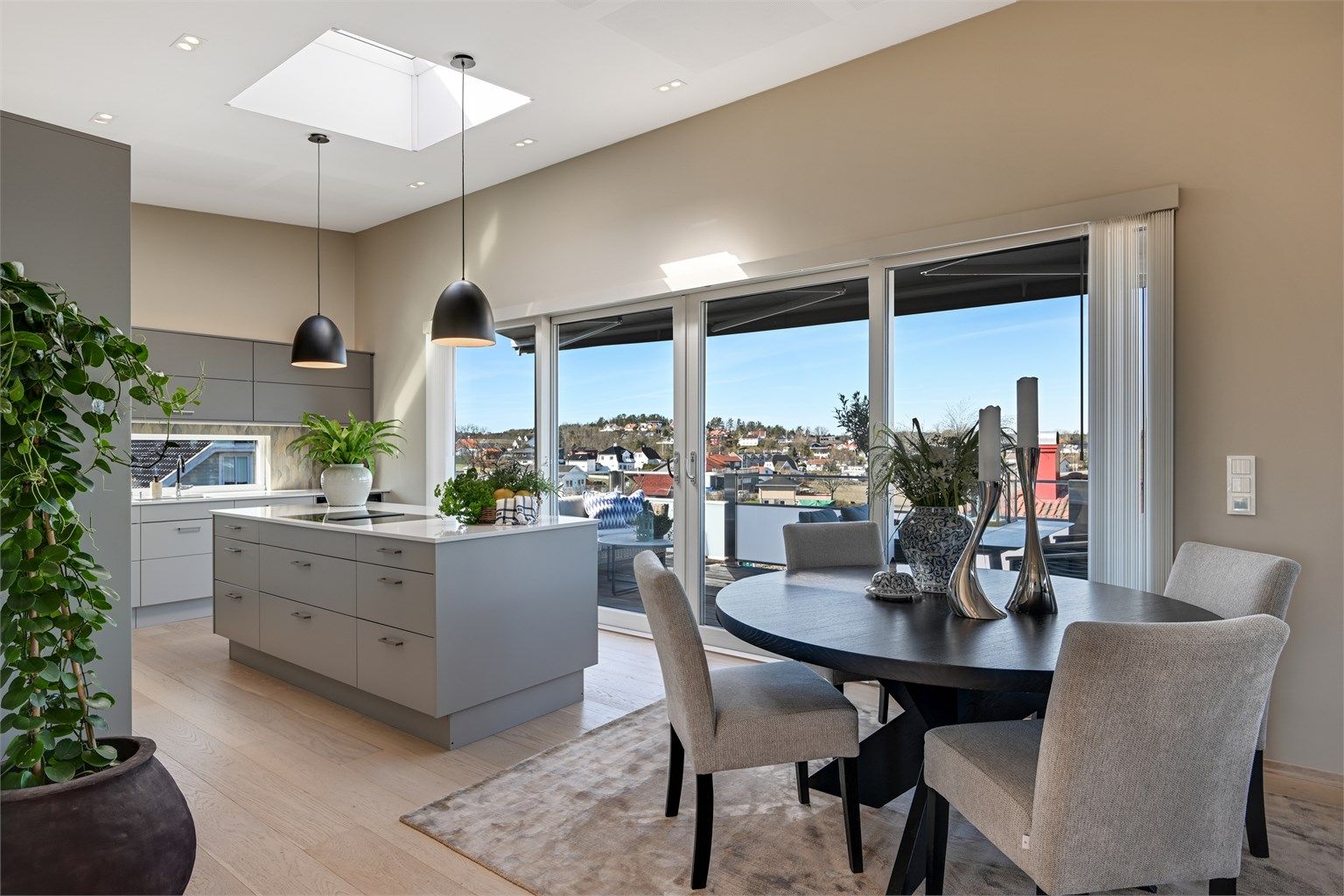 Takvinduet over spiseplassen gir ekstra dagslys til rommet.