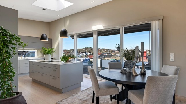 Takvinduet over spiseplassen gir ekstra dagslys til rommet.