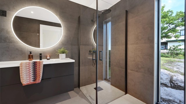 Badet er moderne og gir ordentlig spafølelse