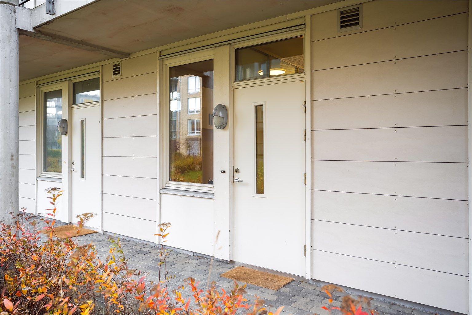 Praktisk beliggende i høy første etasje. Egen inngang med overbygd svalgang.