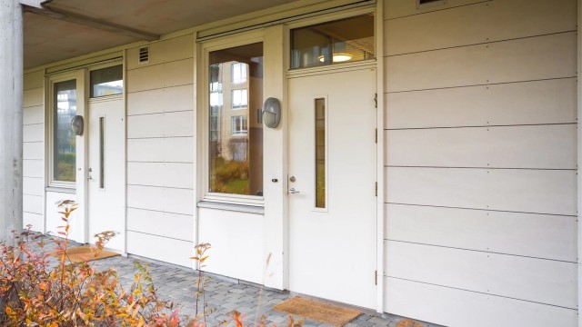 Praktisk beliggende i høy første etasje. Egen inngang med overbygd svalgang.