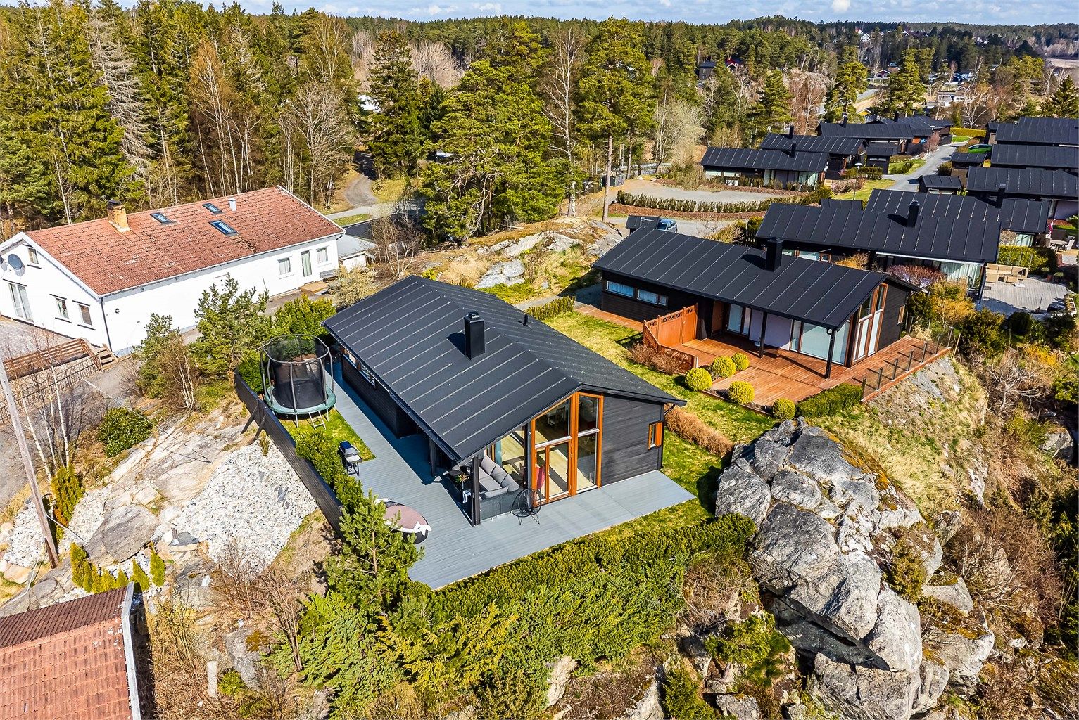 Plasseringen er svært attraktiv; tilbaketrukket på enden - lengst syd blant hyttene på øvre del av området.