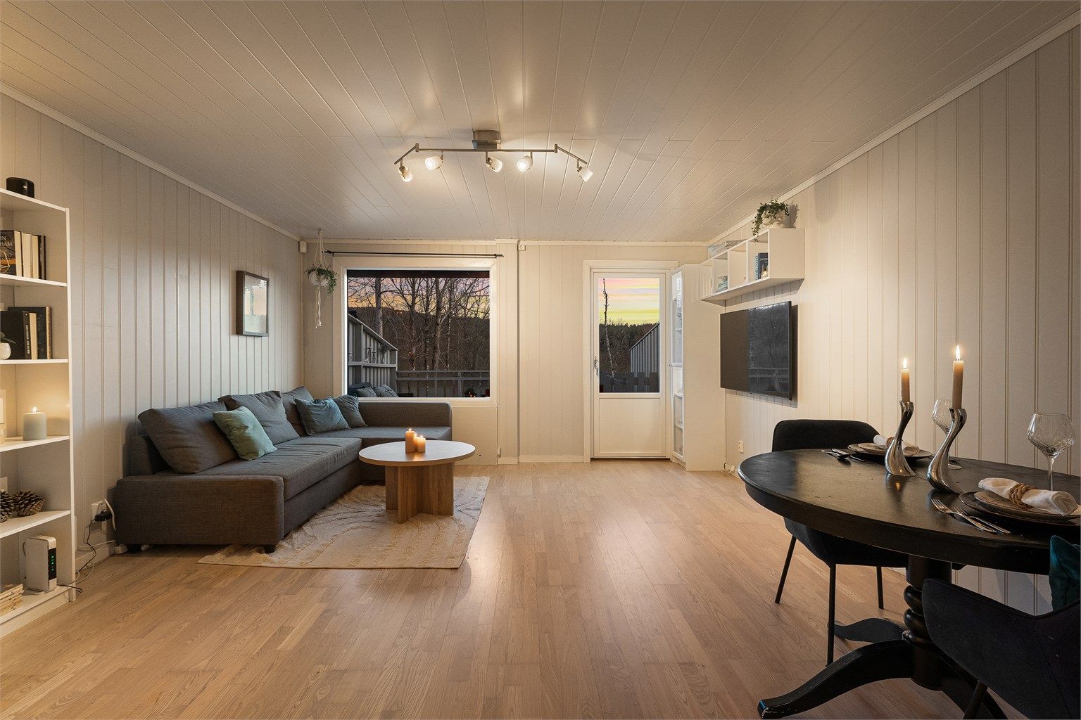 Fra stuen er det direkte utgang til en stor, privat terrasse.