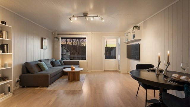 Fra stuen er det direkte utgang til en stor, privat terrasse.