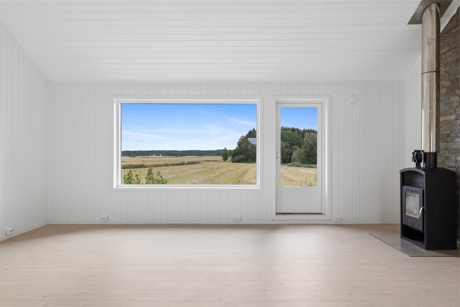Fra stue har mat flott utsyn og utgang til terrasse. 