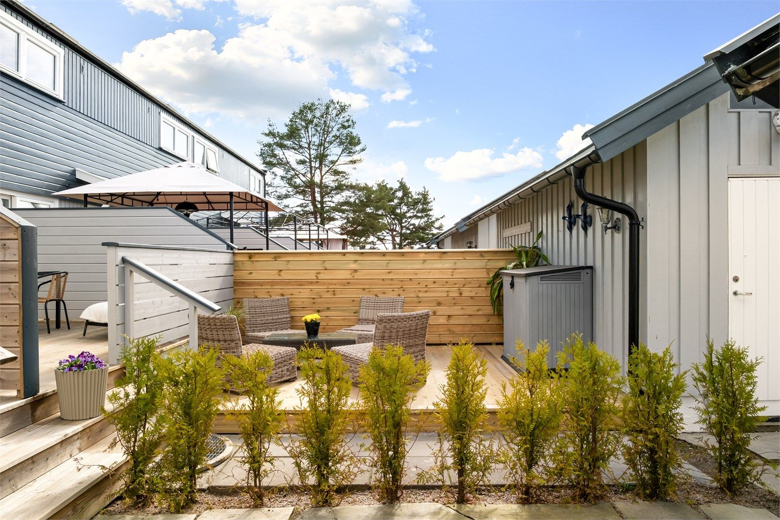 Skjermet uteplass med gode solforhold og hyggelig sittegruppe.