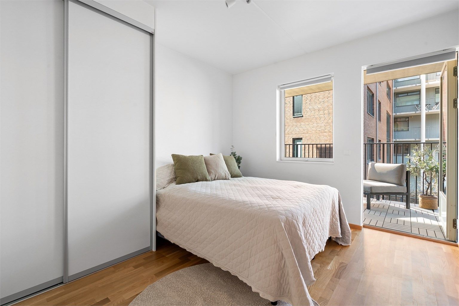 Fra soverommet er det også direkte utgang til balkongen.