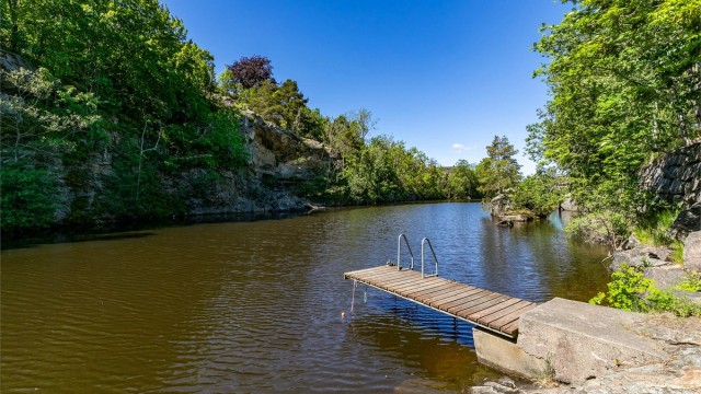 Krapfosselva rett nedenfor gir unike muligheter for både bading, padling og fiske.