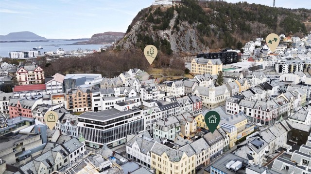 Fra leiligheten er det svært kort veg til kjøpesenter m/dagligvarebutikk og Byparken med Bybadet vis a vis. Fra Byparken er det flotte turmuligheter opp trappene til Fjellstua og Borgernes veg til Gangstøvika
