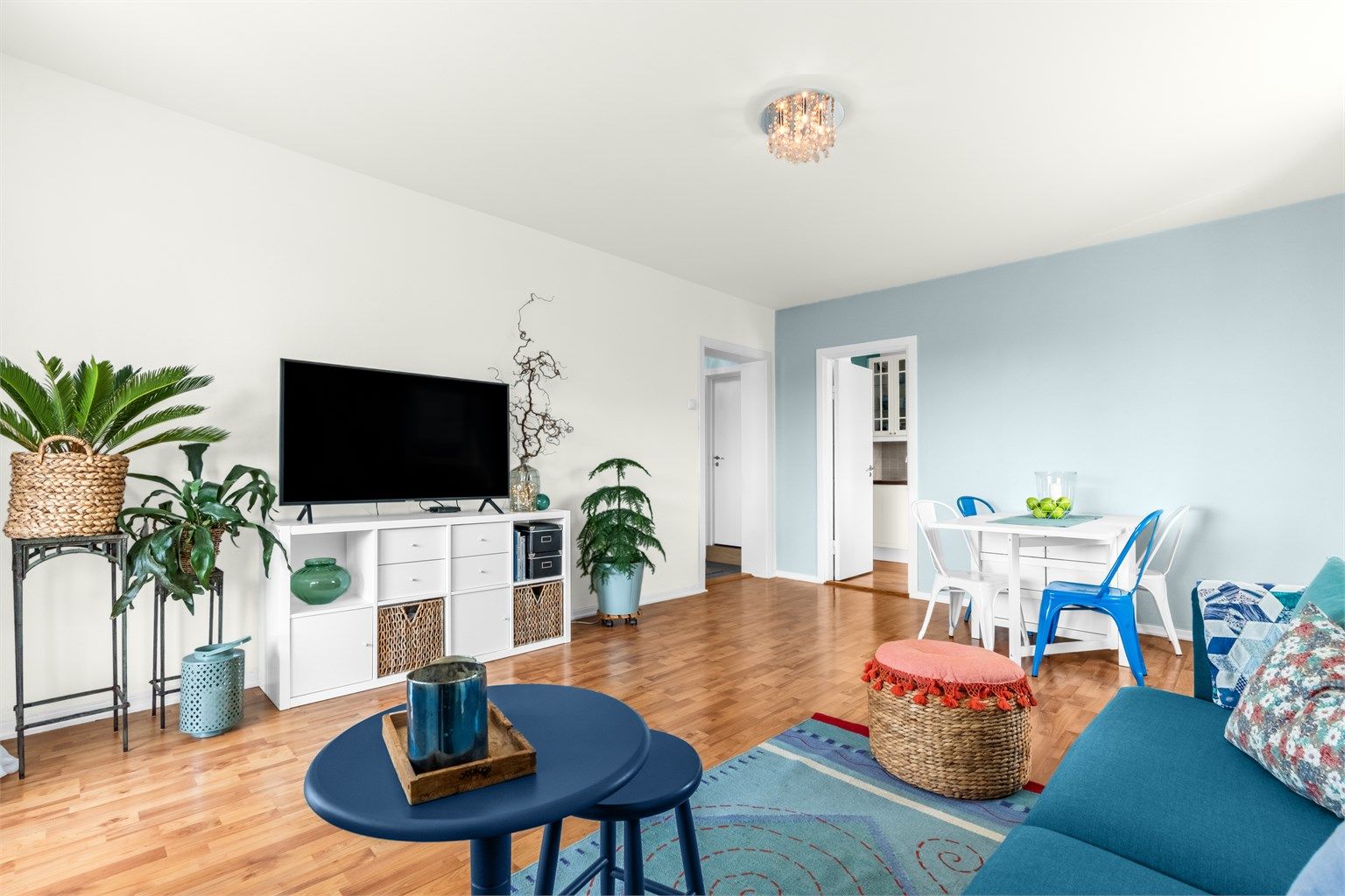 Romslig og lys stue/spisestue med gode møbleringsmuligheter og en sosial atmosfære.