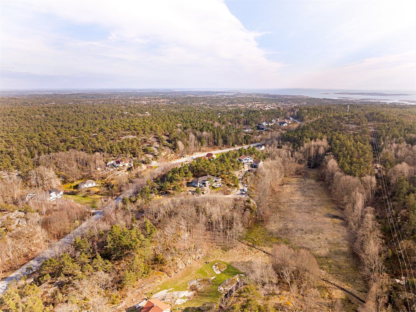 Eiendommen ligger for seg selv rett syd for tettstedet Hauge på Vesterøy, der nærmeste barnehage finnes.
