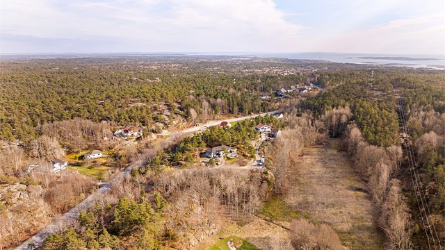 Eiendommen ligger for seg selv rett syd for tettstedet Hauge på Vesterøy, der nærmeste barnehage finnes.