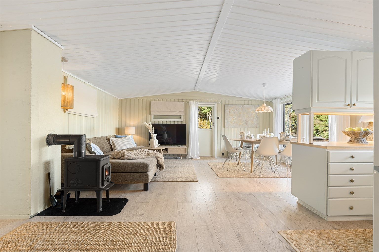 Kjøkkenet har rikelig med skap- og benkeplass å boltre seg på! 