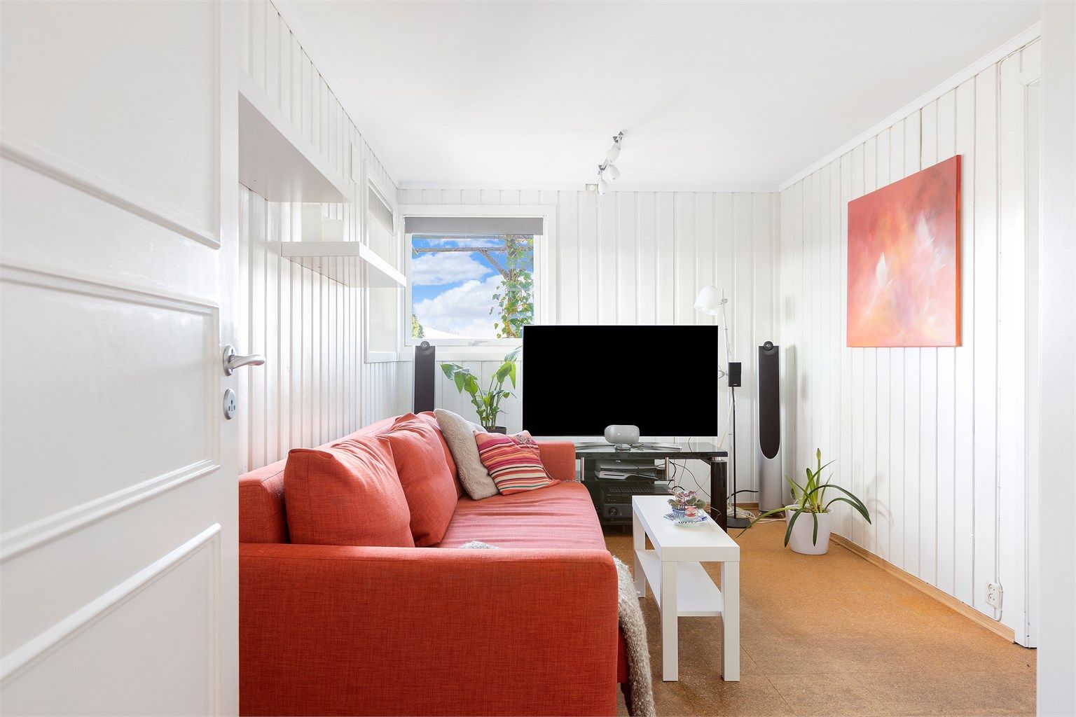 Tv-stuen i underetasjen gir en ekstra, tilbaketrukket sone for familien, eller kan benyttes som et ekstra soverom. 