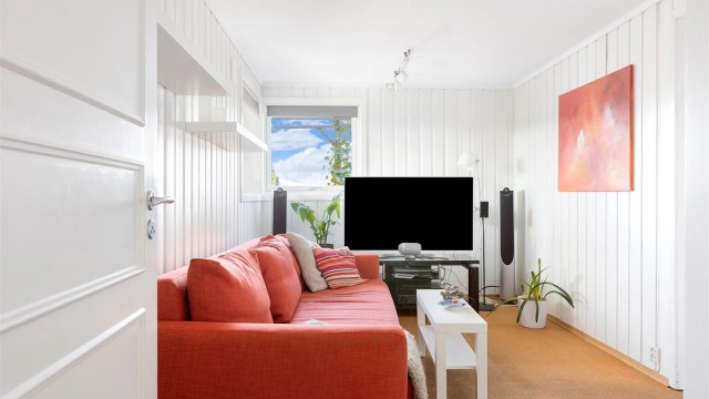 Tv-stuen i underetasjen gir en ekstra, tilbaketrukket sone for familien, eller kan benyttes som et ekstra soverom.