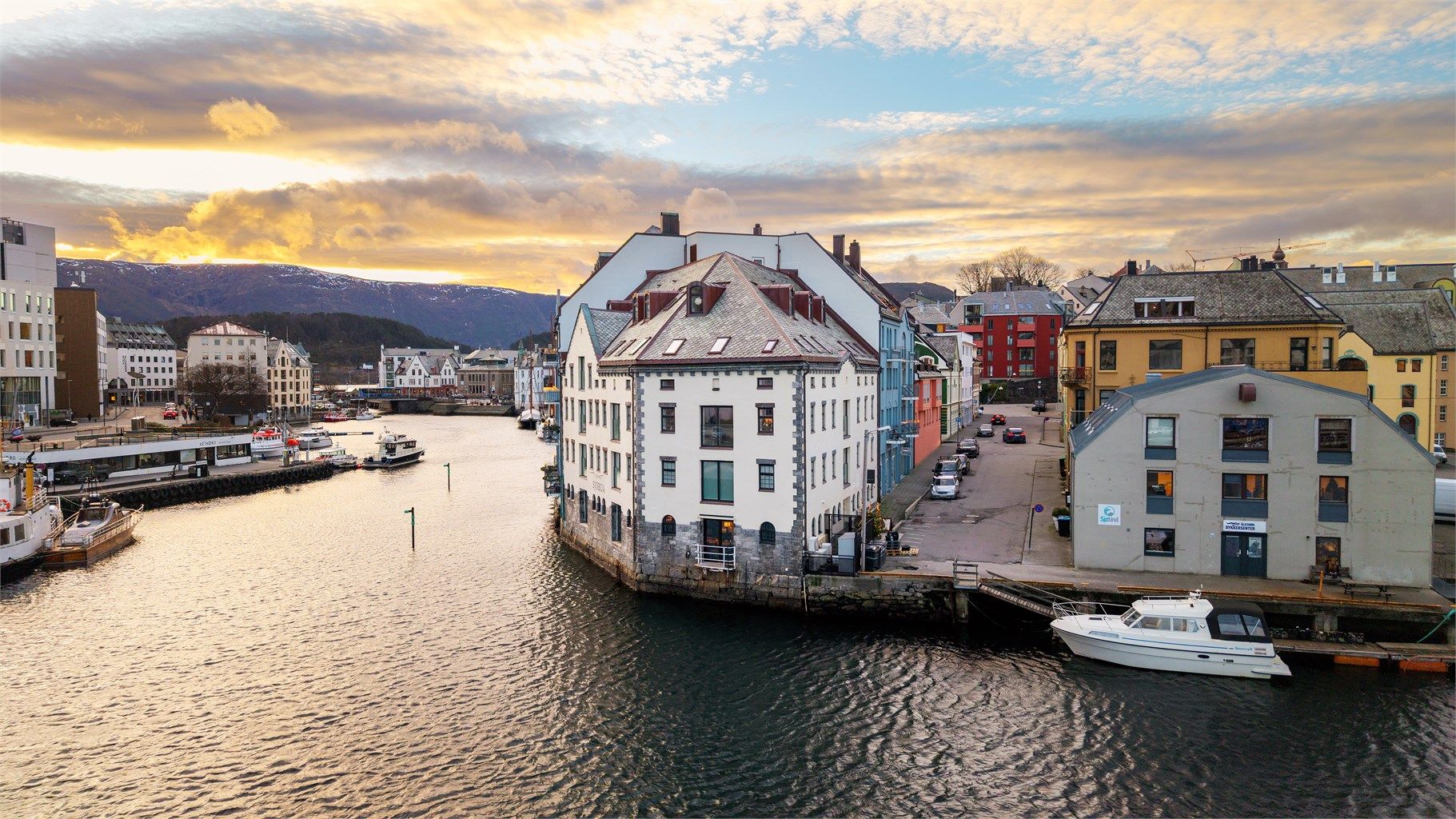 Beliggenheten gir deg en unik mulighet til å oppleve Ålesunds særpregede arkitektur fra første rad