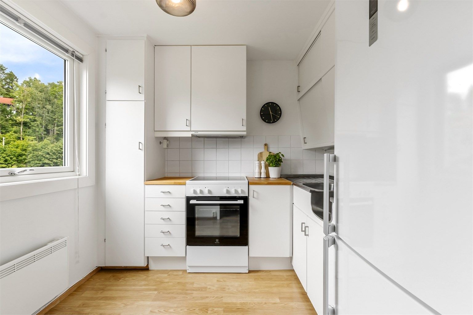 Romslig kjøkken med adkomst fra stuen