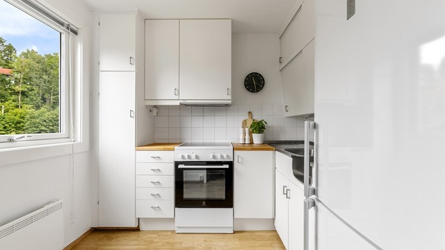 Romslig kjøkken med adkomst fra stuen