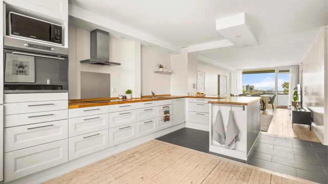 Ikea-kjøkken fra 2013 med profilerte fronter.