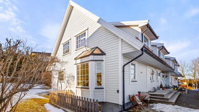 Velkommen til Prinsdalsfaret 19D - Sjarmerende endrekkehus med hybelmulighet, hage og garasje. Tilbaketrukket i barnevennlig villaområde