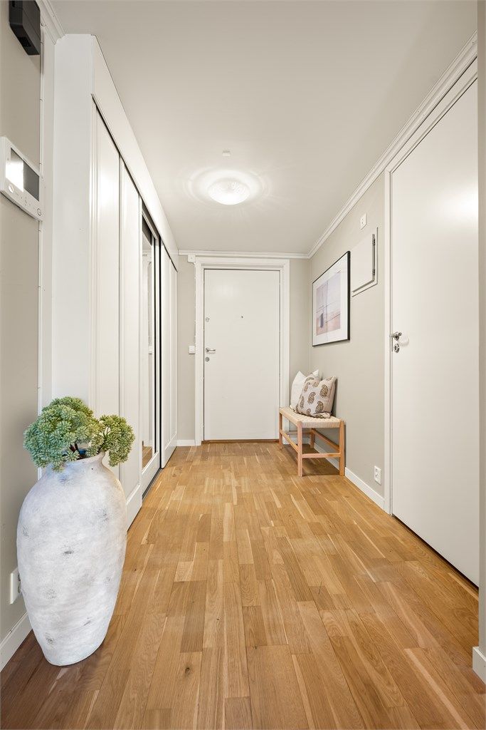 En romslig entré ønsker velkommen inn. 