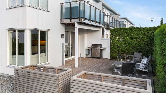 Her er det god plass til både sittegruppe og grill.